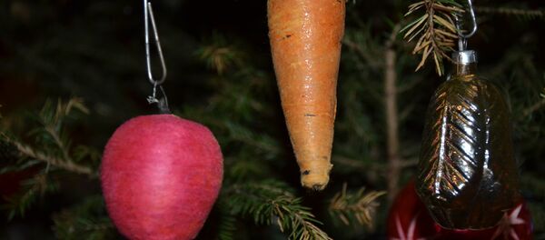 Елочные украшения - фрукты и овощи - Sputnik Латвия