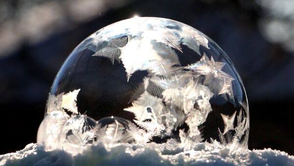 Что происходит с мыльным пузырем на морозе - Sputnik Латвия