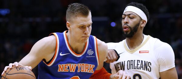 Кристапс Порзингис (Никс) (слева) и Энтони Дэвис (Нью-Орлеан Пеликанс) (справа). Регулярный чемпионат НБА 2017/18. 30 декабря 2018 г. - Sputnik Латвия