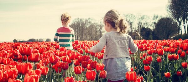 Девочки в тюльпанах - Sputnik Латвия