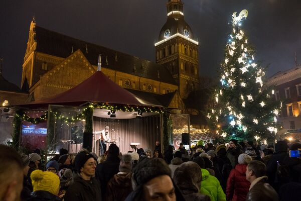Диджей развлекает людей собравшихся на Домской площади для встречи Нового года - Sputnik Латвия