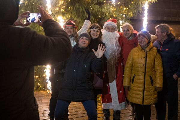 Люди фотографируются с Дедом Морозом - Sputnik Латвия
