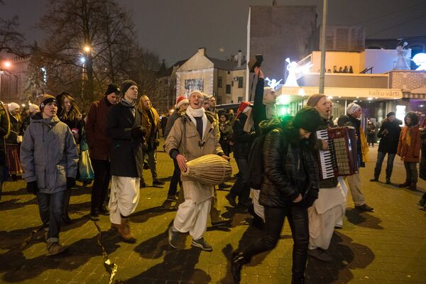 Харе Кришна, Харе Рама - кришнаиты прошлись по улицам Старой Риге - Sputnik Латвия