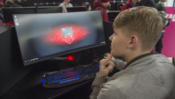 Молодой человек перед киберспортивного турнира - Sputnik Латвия