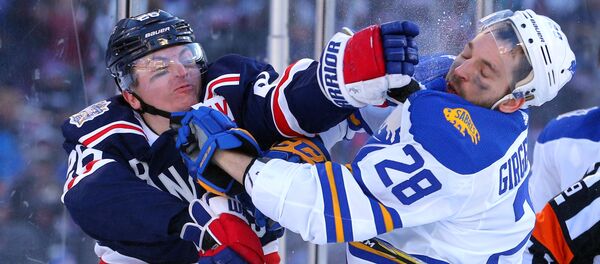 Земгус Гиргенсонс (справа) во втором периоде матча Зимней классики НХЛ в Нью-Йорке 1 января 2018 года - Sputnik Латвия
