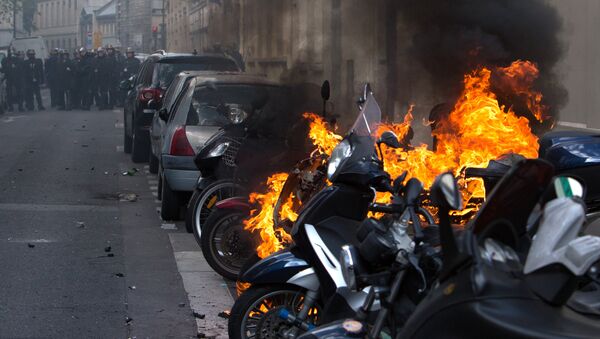 Беспорядки во время первомайских демонстраций в Париже - Sputnik Latvija