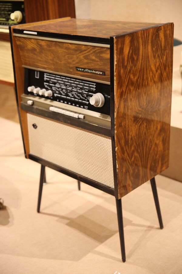 Всеволновая ламповая напольная радиола первого класса VEF Rapsodija, выпущена после 1965 года - Sputnik Латвия