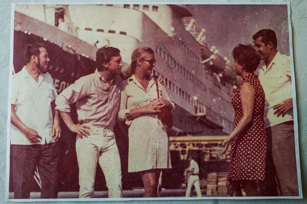 Владимир Высоцкий и Марина Влади с друзьями - Sputnik Латвия