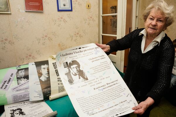 Ольга Ногинова со своей коллекцией афиш - Sputnik Латвия