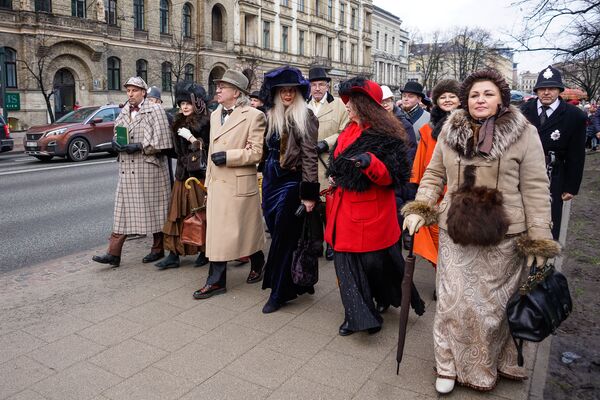 Участники празднования дня рождения Шерлока Холмса прошли по улицам Риги - Sputnik Латвия