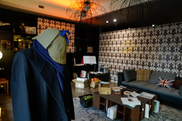 Экспозиция комнаты Шерлока Холмса в рижской гостинице Pullman Riga Old Town из сериала Шерлок снятый для БиБиСи - Sputnik Латвия
