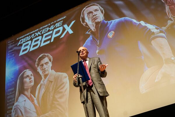 Спортивный телекомментатор Владимир Гомельский на премьере фильма Движение вверх в Риге - Sputnik Латвия