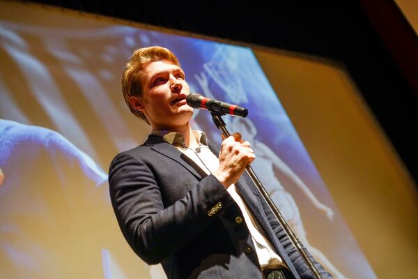 Актер Кирилл Зайцев, исполнивший роль лидера сборной СССР по баскетболу Сергея Белова в фильме Движение вверх - Sputnik Латвия