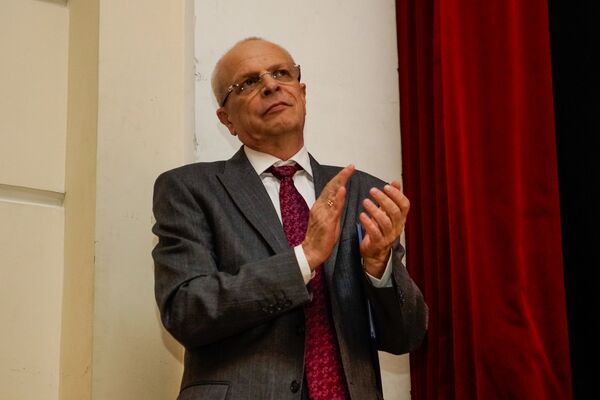 Спортивный телекомментатор Владимир Гомельский на премьере фильма Движение вверх в Риге - Sputnik Латвия