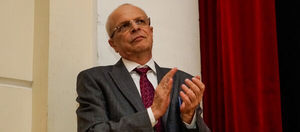 Спортивный телекомментатор Владимир Гомельский на премьере фильма Движение вверх в Риге Спортивный телекомментатор Владимир Гомельский на премьере фильма Движение вверх в Риге - Sputnik Латвия