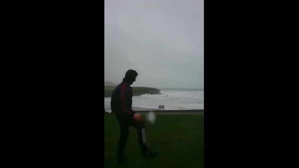 Īrs spēlē futbolu ar viesuli - Sputnik Latvija