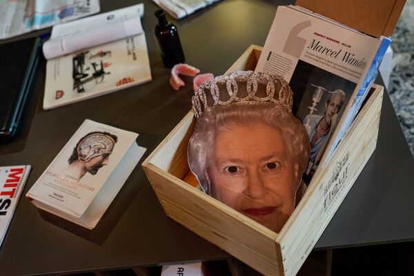 Экспозиция комнаты Шерлока Холмса в рижской гостинице Pullman Riga Old Town из сериала Шерлок снятый для БиБиСи Экспозиция комнаты Шерлока Холмса в рижской гостинице Pullman Riga Old Town из сериала Шерлок снятый для БиБиСи - Sputnik Латвия