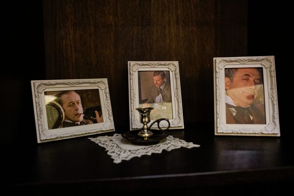 Экспозиция комнаты Шерлока Холмса в рижской гостинице Pullman Riga Old Town из экранизации советского многосерийного фильма Приключения Шерлока Холмса и доктора Ватсона Экспозиция комнаты Шерлока Холмса в рижской гостинице Pullman Riga Old Town из экранизации советского многосерийного фильма Приключения Шерлока Холмса и доктора Ватсона - Sputnik Латвия