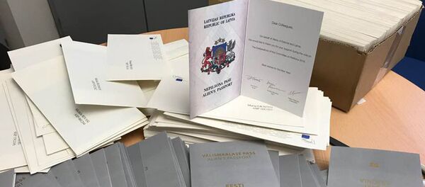 Поздравительные открытки в виде паспортов неграждан - Sputnik Латвия