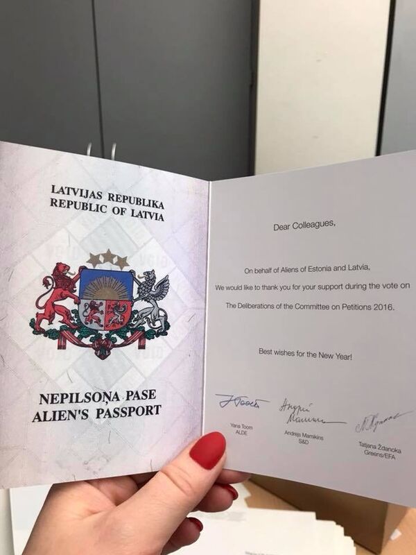 Поздравительная открытка в виде паспорта негражданина Поздравительная открытка в виде паспорта негражданина - Sputnik Латвия