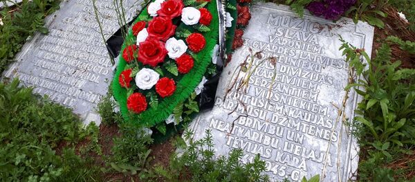 Памятные плиты на латышском и русском языках в память о воинах 43-й гвардейской латышской стрелковой дивизии Красной Армии - Sputnik Латвия