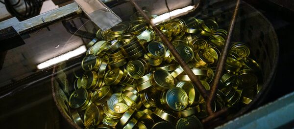 Закатанные консервы отправляются в автоклав для стерилизации - Sputnik Латвия