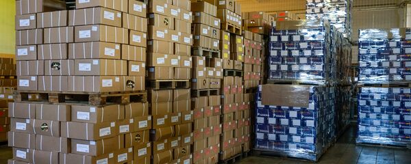 Продукция на складе готовится отправиться к потребителям Продукция на складе готовится отправиться к потребителям - Sputnik Латвия