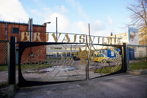 Завод закройте по доброй воле: шпроты против COVID - Sputnik Латвия