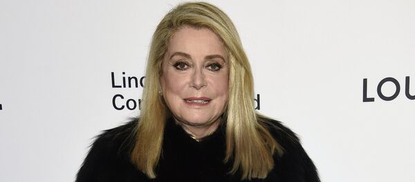 Franču aktrise Katrīna Denēva Franču aktrise Katrīna Denēva - Sputnik Latvija