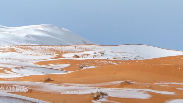 Sniega un smilšu maisījums: Sahārā otru gadu pēc kārtas izkrituši ziemas nokrišņi - Sputnik Latvija