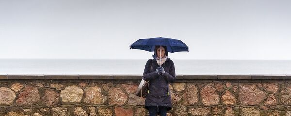 Девушка под зонтом на улице Юра, станция Дзинтари - Sputnik Латвия