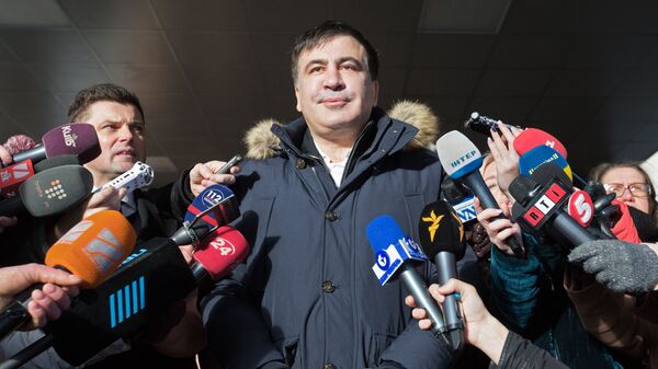 Бывший губернатор Одесской области Украины и лидер политической партии Рух нових сил Михаил Саакашвили (в центре) - Sputnik Latvija