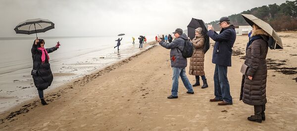 Туристы фотографируются на пляже Юрмалы - Sputnik Latvija