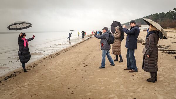 Туристы фотографируются на пляже Юрмалы - Sputnik Латвия