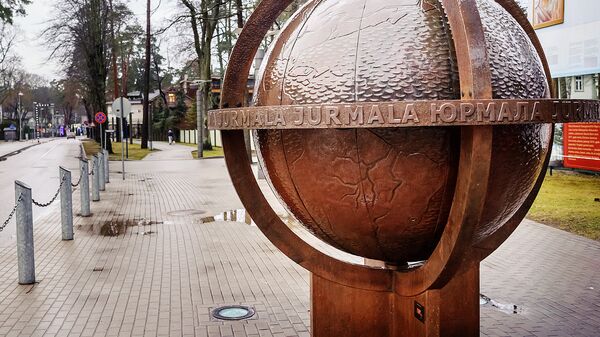Юрмальский глобус на улице Йомас - Sputnik Латвия