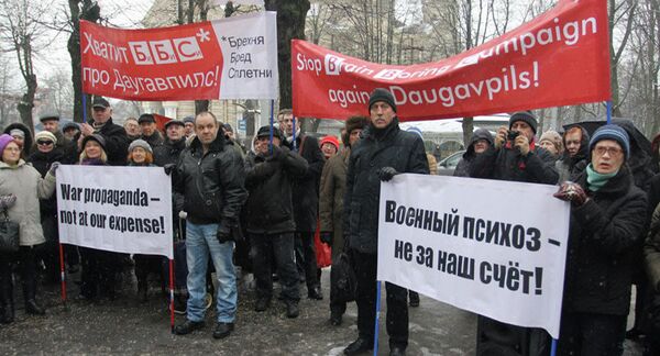 Митинг показа против фильма BBC в Латвии Митинг показа против фильма BBC в Латвии - Sputnik Латвия