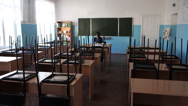 Преподаватель в аудитории школы - Sputnik Латвия