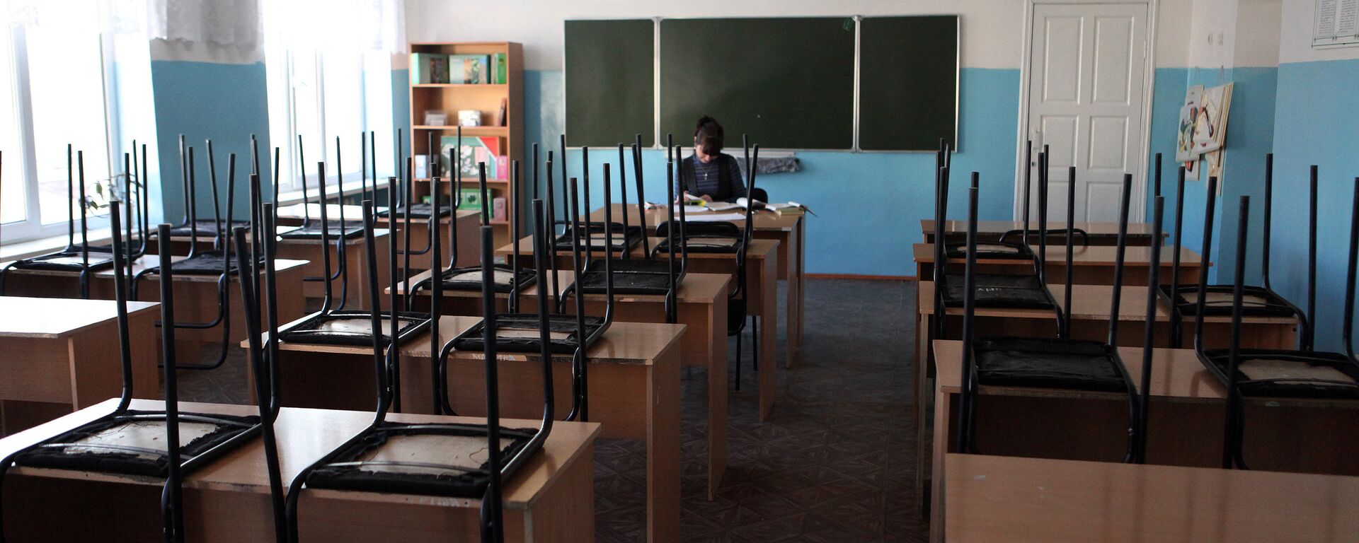 Преподаватель в аудитории школы - Sputnik Латвия, 1920, 18.04.2025
