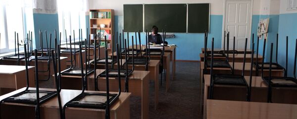 Преподаватель в аудитории школы Преподаватель в аудитории школы - Sputnik Latvija