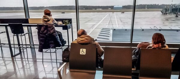 Вид на летное поле международного аэропорта Рига из зала ожидания Вид на летное поле международного аэропорта Рига из зала ожидания - Sputnik Latvija