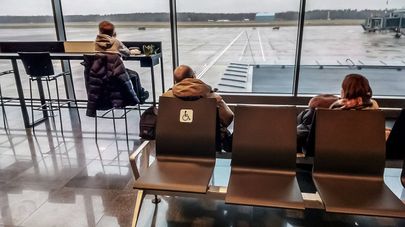 Вид на летное поле международного аэропорта Рига из зала ожидания