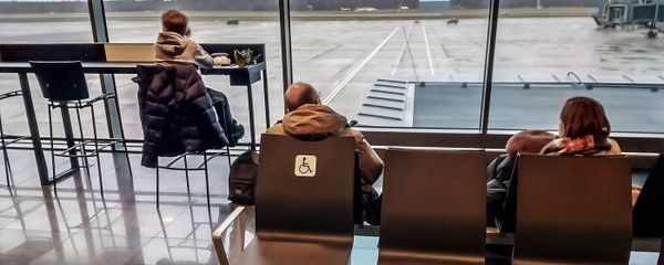 Вид на летное поле международного аэропорта Рига из зала ожидания Вид на летное поле международного аэропорта Рига из зала ожидания - Sputnik Latvija