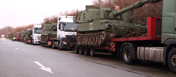 Vācijas policija nobloķēja konvoju ar amerikāņu haubicēm Vācijas policija nobloķēja konvoju ar amerikāņu haubicēm - Sputnik Latvija