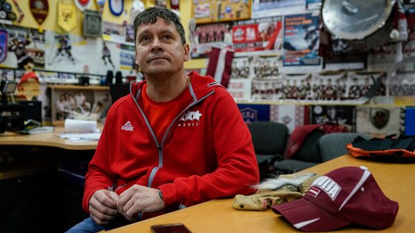 Юрис Петерсонс, знаменитый ведьмак Юрчик, болельщик ХК Динамо (Рига) Юрис Петерсонс, знаменитый ведьмак Юрчик, болельщик ХК Динамо (Рига) - Sputnik Латвия