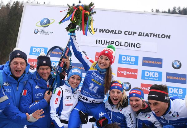 Победительница индивидуальной гонки в Рупольдинге итальянка Доротея Вирер (в центре) Победительница индивидуальной гонки в Рупольдинге итальянка Доротея Вирер (в центре) - Sputnik Латвия