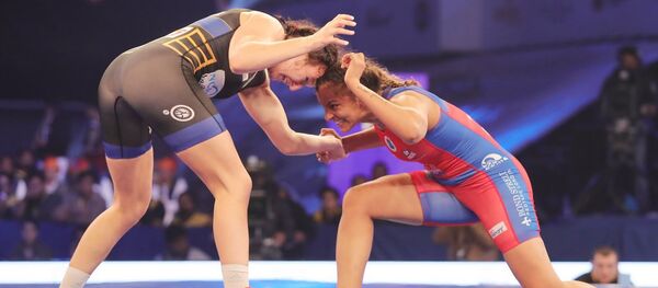 Латвийка Анастасия Григорьева (слева) обыграла Гиту Пхотаг из Индии - Sputnik Латвия