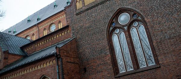 Витраж в Домском соборе, в память баррикад 1991 года Витраж в Домском соборе, в память баррикад 1991 года - Sputnik Латвия