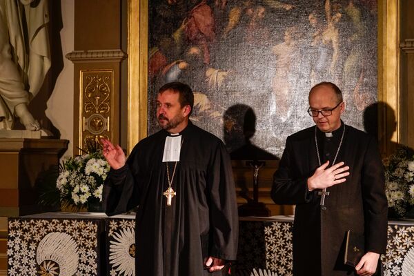 Янис Ванагс и Элийс Годиньш освятили витраж - Sputnik Латвия