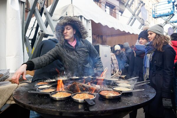 Даже простые картофельные блинчики можно подать необычно и интересно - Sputnik Латвия