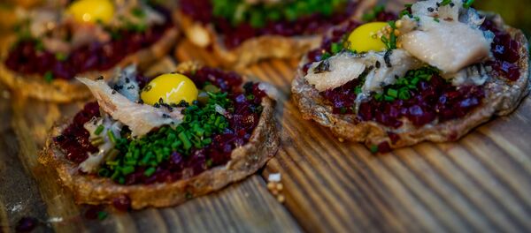 Правильная подача и из обычных продуктов получается деликатес - Sputnik Латвия